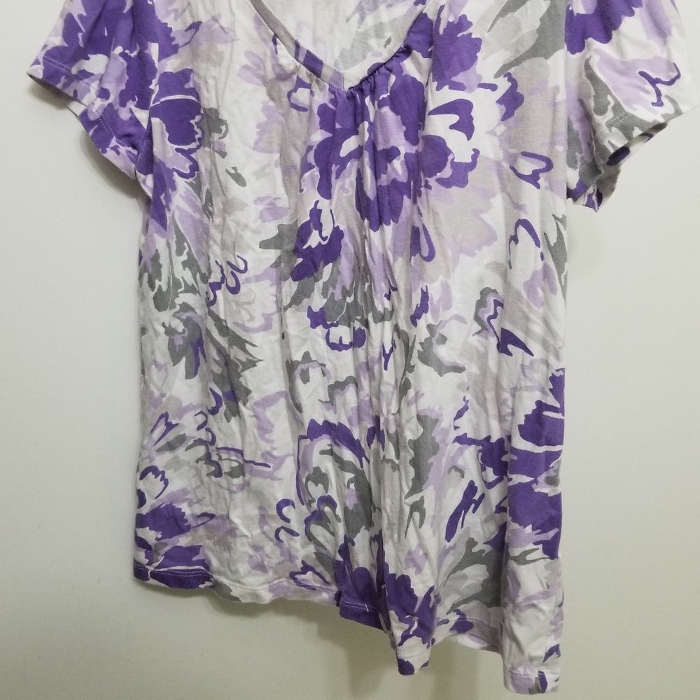 Gray w purple flowers St. John's Bay women's L V-neck t-shirt - Picture 2 of 4